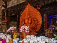 Mit Orchideen geschmückter Altar im Tempel Vinh Trang - My Tho - Vietnam